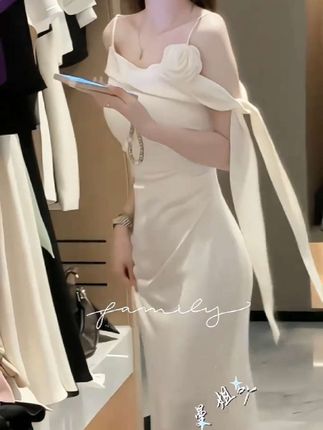 #时尚气质穿搭 #御姐穿搭#吊带连衣裙#抖上热门