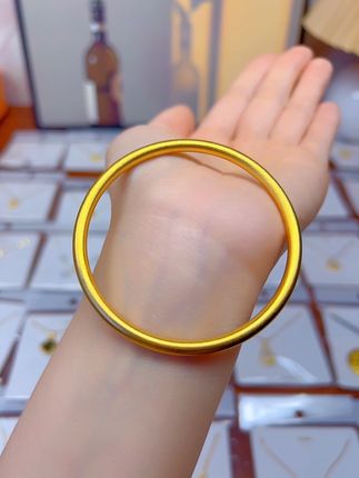 轻奢显高级就选他 素圈手镯 #爱了爱了 #谁戴谁好看 #首饰佩戴