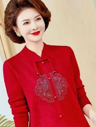 加绒加厚妈妈针织衫做工精细,不掉毛,不褪色。暖和舒适。 #春秋穿搭 #针织衫 #面料柔软舒适 #时尚妈妈装 #高端大气