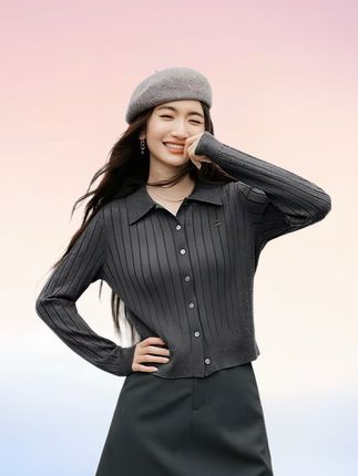 红袖2025冬季女装 ,MIU系竖坑条刺绣正肩翻领针织开衫 #针织开衫 #翻领针织衫 #强烈推荐 #时髦穿搭 #谁穿谁好看特别有女人味