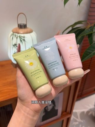 啊啊啊!挖到一款巨巨巨好闻的护手霜!冰淇淋的质地,涂上很快被吸收了!一点也不黏腻!关键现在活动巨划算,到手3支还是礼盒包装的!送人或者自己用都很值啊!#护手霜#秋冬必备 #无限回购的宝藏单品 #在抖音入手的好东西 #黎漾香氛护手霜