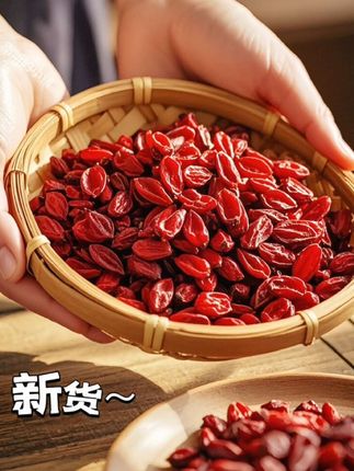 山茱萸降价了。被山茱萸圈粉了!干嚼有微微果酸,越嚼越香;用来炖汤更赞,和排骨一起慢炖,汤汁浓郁清甜,肉质也更鲜美。, 没想到小小的果实,做成甜品也很惊艳,熬成山茱萸果酱抹面包,酸酸甜甜超开胃,解锁了超多美味新体验!,#好物推荐🔥 #超便宜超划算 #山茱萸 #山茱萸泡水 #山茱萸肉