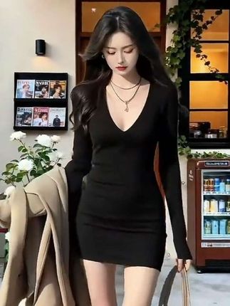 穿上这件黑裙,才懂什么叫“氛围美人天花板”! 谁还没一件能封神的小黑裙?这件深V长袖包臀裙,简直是“纯欲+高级”的天作之合! 贴身剪裁把身材曲线勾勒得恰到好处,深V设计小露性感却不低俗,长袖又为整体增添了几分优雅知性。不管是单穿搭配同色系长靴走辣妹风,还是外搭卡其色外套走通勤风,都能让你在各种场合美得毫不费力。 面料柔软亲肤,舒适度拉满,关键是巨显瘦!不管你是约会、蹦迪还是日常出街,穿上它你就是人群中自带焦点的氛围美人。别等了,这件“斩男又斩女”的小黑裙,你值得拥有! #小黑裙穿搭 #纯欲风穿搭 #氛围感美人 #显瘦连衣裙 #秋冬辣妹穿搭