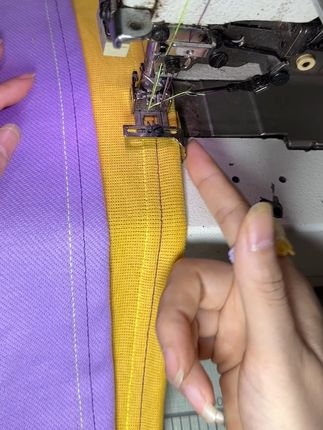 自带档片三针五 线 ,#冚车压脚 ,有了这个档边做出来的衣服宽窄均匀,#做衣服小技巧 #带你走进服装#缝纫工具#压脚