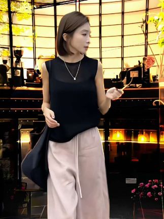 2025 夏季宽松两件套✨ 黑色微透针织无袖上衣,自带高级松弛感,搭配温柔粉色阔腿裤,一键解锁气质减龄穿搭,日常出街、约会都超绝,谁穿谁好看#夏季穿搭 #给夏天一点颜色看看 #摆脱路人感的小个子女生穿搭 #夏日不费力一周穿搭合集 #夏日度假穿什么