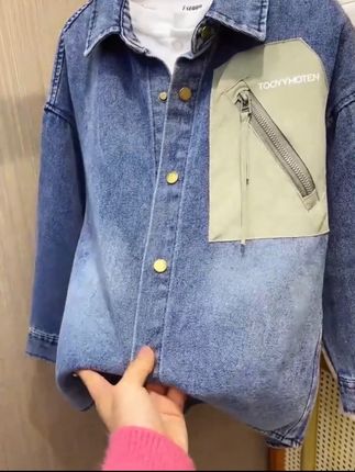 👕男童穿搭的“氛围感神器”!这件牛仔衬衫让娃帅得很高级,浅蓝水洗牛仔自带复古质感,撞色拉链口袋+“TOONYHOTEN”字母设计,潮酷细节拉满#高品质童装 #潮酷穿搭 #潮牌穿搭 #每日穿搭更新 #潮童穿衣搭配