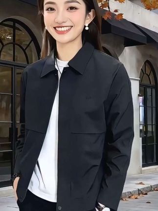 打工人的夹克逆袭记   小王之前穿夹克总像裹了麻袋,直到入了这件啄木鸟翻领款。春秋通勤套上就走,商务场合不违和,下班约饭也够潮。修身版型把他那点小肚腩藏得严严实实,翻领设计还显精神。同事问他是不是偷偷健身了,他拍着夹克笑:“是衣服选得对,气场直接翻倍!” 打工人想帅气不费劲儿?这件闭眼冲就对了。#男士外套#时尚百搭#高级感穿搭 #穿出自己的风格 #谁穿谁好看系列