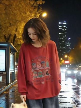 镜头扫过街头,宽松卫衣的下摆随步伐轻晃,胸前的精美图案在灯光下若隐若现。配一条高腰阔腿裤,抬手时露出的盘扣细节超吸睛,转身瞬间连背影都透着东方韵味。 暖黄路灯下,软乎乎的面料裹着暖意,落叶飘落在肩头——这才是秋冬该有的国潮氛围感啊!不管是散步还是约会,穿它都自带焦点✨ #国潮卫衣 #宽松版型显瘦 #新中式穿搭 #秋冬宝藏单品 #一衣多穿技巧