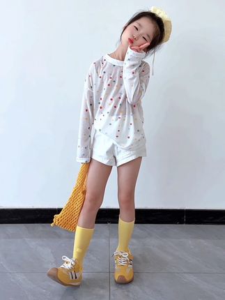 这大概就是幸福吧 有个可爱的女儿 她就像小时候的我 又不完全像我 她比我自信大方 开朗有想法 陪伴她的日子里 我仿佛又经历了一次童年 和她一起肆意的奔跑大笑 我们一起拍很多的照片 虽然有时候很累 但只要看到她开心的笑脸 就感觉一切都值得#我的女孩👧🏻 #高品质童装 #生女儿就是用来打扮的 #出游穿搭 #甜美穿搭