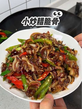 小炒腊脆骨应该还有很多人都没吃过吧,每一块都是瘦肉夹杂着嫩脆骨 ,又香又脆,我觉得比腊肉还要好吃!#小炒腊脆骨 #腊脆骨