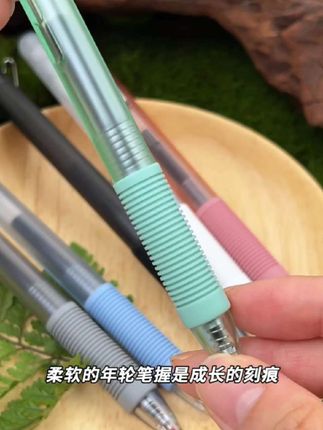 年轮为握,枝做笔夹!KACO K1树写本源新品上市! 灵感来自向上生长的树木,年轮造型软胶笔握握感舒适,笔芯采用超精ST笔头,书写顺滑流畅~#KACO #文具推荐 #学生党 #刷题笔