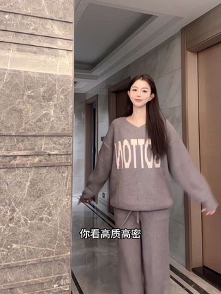 睡衣也能成为时尚单品!  经典灰色系百搭显瘦 柔软半边绒触感 巨舒服 简约圆领设计 慵懒随性 #半边绒 #秋冬睡衣 #保暖穿搭 #亲肤舒适 #ootd穿搭