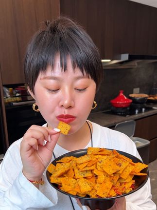 太好吃了这张小米锅巴!#追剧小零食 #张小米锅巴 #锅巴