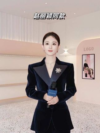 37岁的赵丽颖,身穿丝绒西装套装,甜美秒变霸总,又美又飒##赵丽颖 #气质套装#总裁#高端大气 #穿搭