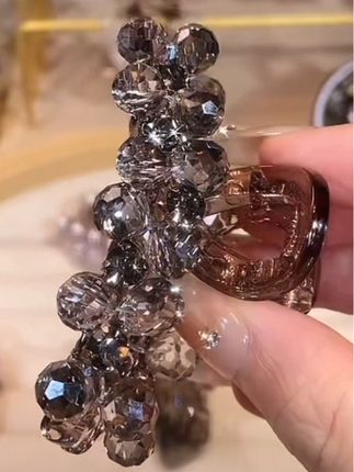 7厘米中号抓夹 轻奢高级感纯手工水晶穿线抓夹后脑勺半扎发卡头饰#时尚气质百搭 #高级感 #洋气上档次 #发饰发夹 #谁戴谁好看美出高级感 @抖音小助手