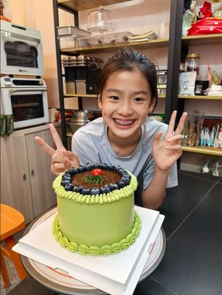 小孩姐接的六寸抹茶巧克力订单 龙龙说订单实在太多了,所以一周只能偶尔接个一两个😭 她说以后真的开店了,少赚点不要紧,但一定要保证食材的高品质。小屁孩儿已经在畅想未来的经营模式了😄 #自学烘焙的小孩姐 #龙龙 #蛋糕 #烘焙人的日常