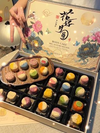 打开月饼的瞬间!我承认我羡慕了!!原来#中秋月饼也 可以这么精致好看还口味丰富多样!我也想要呀!#中秋送礼 #月饼礼盒#月饼推荐