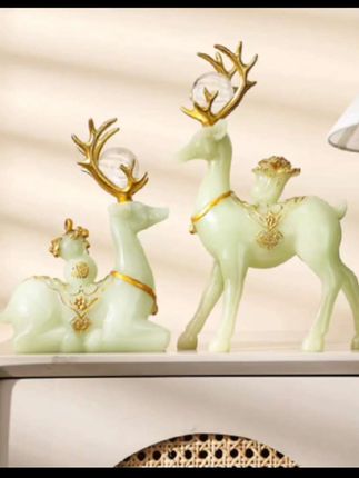 新款招财福鹿摆件 #创作灵感 #摆件工艺品轻奢 #创意摆件 家里入门玄关是啥都不放,也要放一个招财福鹿,寓意着以后的日子风生水起,步步高升。而且它外观设计独特,红火的色彩搭配上福鹿的造型,看上去就十分喜庆,不管是自己家里摆放,还是送给朋友家人都很合适。赶紧点击下方链接购买吧!让福鹿为你点亮新年的财运!