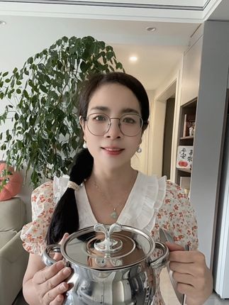 爱吃猪油的姐妹一定要入手这个猪油四件套,平时炼完猪油就可以直接把油渣过滤出来,它是304不锈钢材质的,滤网也是自带的,非常细腻,这样过滤出来的猪油渣特别干净,熬好的猪油可以直接倒进罐子里保存起来,想吃的时候随时可以拿来炒菜拌面,简直不要太方便。#猪油罐 #厨房好物 #超实用 #好物推荐🔥 #厨房必备神器 @巨量千川