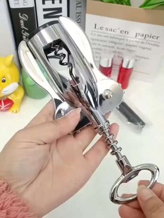 #红酒起子 #喜欢喝红酒的家里一定要备上这样一个红酒开瓶器,别看它小巧,用起来可是真方便!它采用多功能设计,不仅可以用它来开红酒,还可以用它来起啤酒盖,而且它的做工精致,外观好看,把它放在家里既实用又美观。朋友们,这么好用的红酒开瓶器,你们还在犹豫什么?赶紧下单吧!