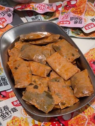 宝子们这款海带金针菇豆卷超好吃,一口下去里面是鲜嫩脆爽的金针菇,口感十分的丰富,根本停不下来,赶紧下单#金针菇豆卷#解馋#海带豆卷 #无辣不欢 #追剧小零食