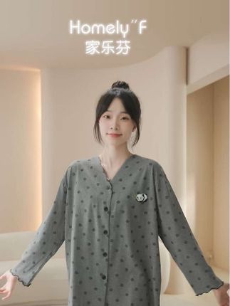 熊猫波点纯棉家居服|把软萌与舒适穿在身上 谁能拒绝熊猫+波点的双重可爱 这套纯棉家居服 让宅家时光也变得软萌又治愈! 甄选优质纯棉面料 触感像云朵般柔软亲肤 透气不闷汗 贴身穿轻盈无负担,无论是窝沙发追剧还是躺床休憩,都给肌肤温柔呵护#家乐芬睡衣 #纯棉睡衣 #女士睡衣推荐 #高品质