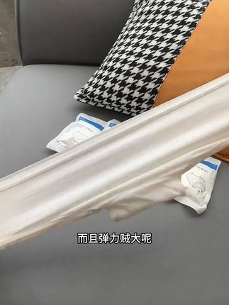 过来人告诉你,待产包一定要准备四十二条一次性内裤,避免坐月子时老公洗不干净,婆婆洗又太尴尬。很多一次性内裤都是纸的,他这个是棉的,穿上很舒服,都是独立包装消毒的,腰部弹力也很大。裆部是做的这种双层加厚,遇上雨天和旅游也能用,趁现在有活动赶紧囤。 #强烈推荐 #待产包必备品