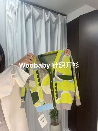 最近早晚温差大,一不留神孩子就感冒着凉,Woobaby家的针织开衫一定要安排上!它是混纺工艺,没有聚酯纤维,上身不扎不磨非常舒服,这样的颜色无论怎么搭都非常好看,出门也不会撞衫。Woobaby是Babycare家的高端品牌,身边都是贵妇姐妹再买,刷到还有尺码的姐妹抓紧去冲它#童装 #针织开衫