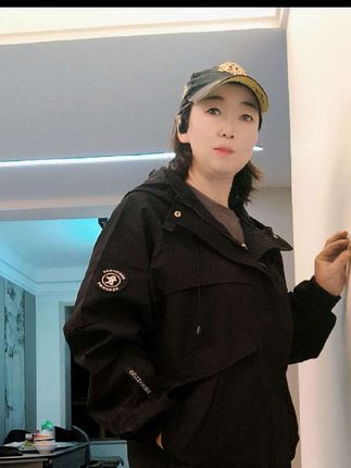 秋凉了孩子给我买了一件冲锋衣,还亮出了他的大手笔,给妈妈拍了美照😊😊,说在园里干活能防潮避寒,春秋穿都很合适的……为了娶儿媳妇,婆婆我是使出了浑身的解数,看这模特步走的😂😂。未来的儿媳妇儿喜欢吗#性价比超高 #温馨小家 #实景拍摄#给你一个家 #爱了爱了