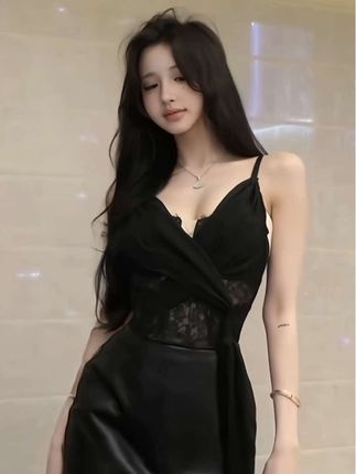 早秋新款设计感蕾丝拼接吊带上衣皮裙半身裙两件套#辣妹穿搭 #美出高级感 #纯欲天花板#御姐 #气质这一块拿捏死死的 @DOU+上热门 @DOU+小助手