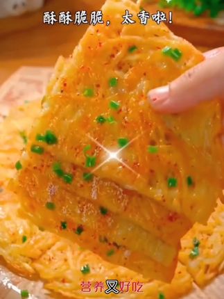 煎饼粉 姐妹们,我跟你们说啊,以后要是想吃鸡蛋灌饼了,就像我这样做,既简单又好吃。首先碗里打几个笨鸡蛋,再放葱花火腿丁,用筷子搅拌均匀备用。锅里刷油,倒入一包这个调制好的煎饼粉,用小火把它烙至两面金黄,然后把调好的鸡蛋液倒进去,再撒上一把香菜就做好了。#自己做美食 #解馋 #快来一起尝个鲜 #好吃到停不下来 #太好吃了