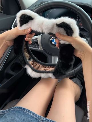 汽车毛绒猫耳朵方向盘套,手摸上去暖暖的很舒服,不打滑通用所有车型,这个冬天再冷也不怕#方向盘套 #汽车用品 #毛绒方向盘套 #这个冬天不怕冷 #保暖舒适