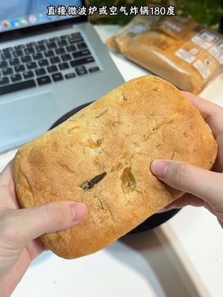 桃李新出的这个恰巴塔面包,空气炸锅几分钟,不管是直接吃,还是夹东西,都特别好吃#桃李面包#早餐吃什么 #恰巴塔面包##太好吃了