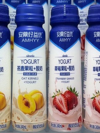 终于把这个酸奶价格给你们盘下来了、真的好喝到离谱,就是这个安慕好益优家的酸奶,黄桃和草莓我各买一箱、平时商超一瓶都要四五块、你看我这个十瓶一箱才多少、不薅一单我都替你闹心,甄选进口奶源、添加了燕麦和果肉,我先喝个草莓味的、入口奶味浓郁丝滑搭配草莓的果香、还能吃到燕麦和果肉、边吃边喝巨过瘾、这绝对会是你无限回购的饮品