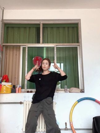 生活中黑暗的时光总是比有光的多,但愿我们都能活成可以照亮自己的那束光🌹🌹🌹主播同款一套下方小黄车,一套不过百奥💕