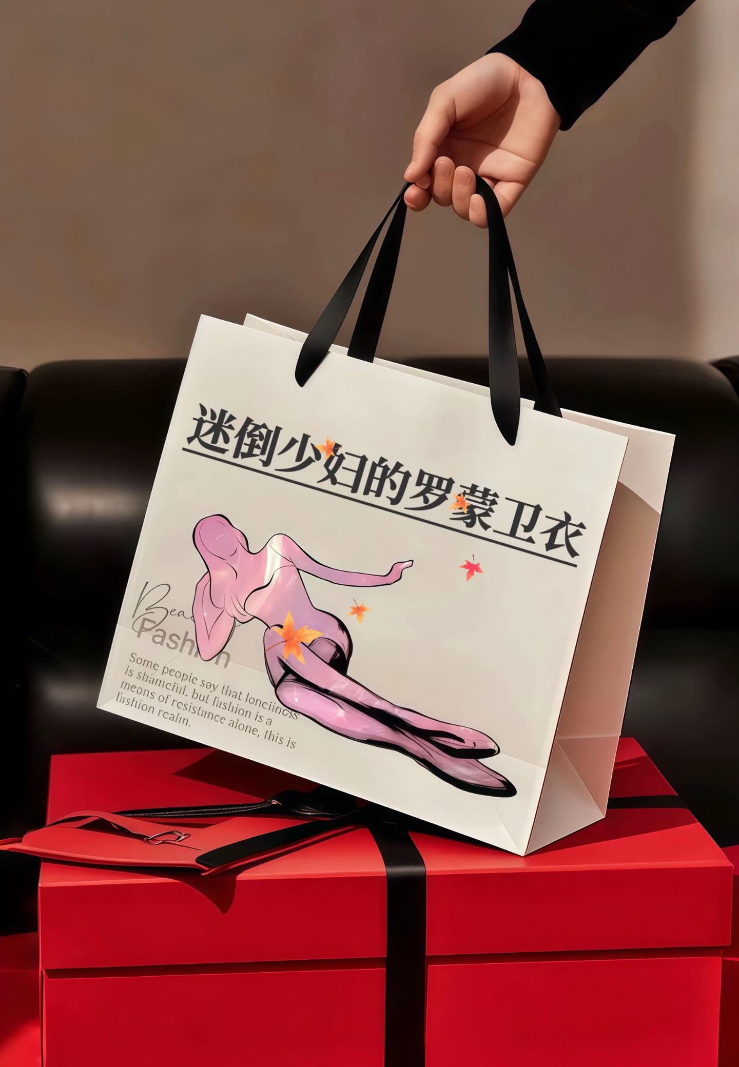 罗蒙正品。还在为秋冬穿什么烦恼?罗蒙这款“宝藏”卫衣就是你的答案!潮流圆领版型,自带街头随性范儿,让你轻松成为人群焦点。亲肤透气的面料,让你在活动时保持干爽舒适,告别闷热感。简约而不简单的设计,是百搭圣品,无论是搭配牛仔裤、工装裤还是运动裤,都能穿出活力四射的少年感。穿上它,每一步都踏在潮流节拍上!#强烈推荐 #高级感穿搭 #品质男装 #圆领卫衣 #男士穿搭分享