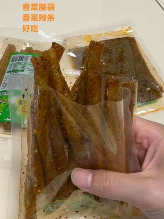谁懂啊 香菜脑袋的快乐#辣条 #零食对我下手了