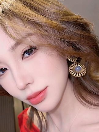 你会为你付出的真心而感到后悔吗? 即使世界上有五千朵和你一模一样的花 但只有你是我独一无二的玫瑰 如果你下午4点钟来 那么从3点钟起我就开始感到幸福 想要和他人制造羁绊 就要承担掉眼泪的风险 我们不怕掉眼泪#我又心动了