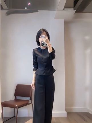 #早秋姐感穿搭气质顶满热点话题 #早秋姐感气质穿搭 #早秋实用穿搭全是干货 #早秋穿搭显贵法则 #早秋黑白灰穿搭测评