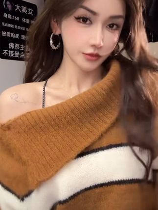 秋冬撞色节日感蓬松侧开扣宽松慵懒设计感翻领毛衣女#休闲穿搭 #秋冬穿搭 #冬季搭配 #慵懒风毛衣 #针织衫毛衣