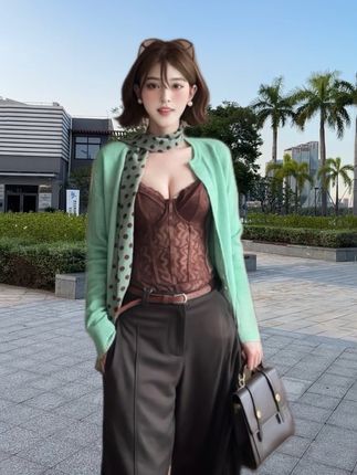 绿色针织开衫+内搭背心+阔腿裤三件套!#森系少女感穿搭 #早秋穿搭三分钟出门不是梦 #小个子初秋显瘦穿搭 #如何通过穿搭摆脱路人感 #被秋日氛围感穿搭拿捏了