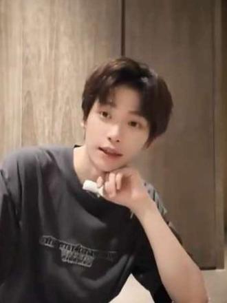 梓渝最新动态 | 关于手指为什么受伤?#梓渝 #渝制朋友圈