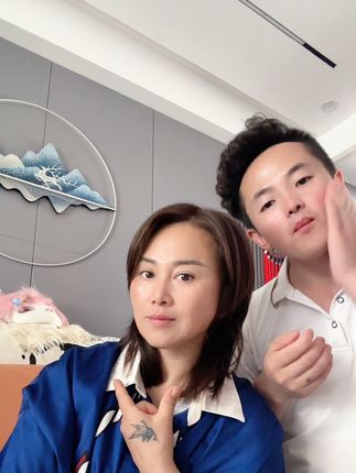 小鸡腿来了、它是紧致抗皱,补水保湿,淡化细纹、抗衰老的、经常熬夜类大干皮类,你就用它.……保养老样子,不保养样子老、对吧姐妹、做个精致的女人、不要做个黄脸婆呦#变美变美 #为秋冬干燥肌肤保驾护航#抗皱紧致护肤品推荐#姐弟恋