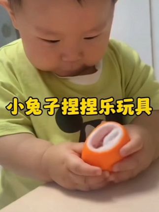 这个超解压又好玩的#小兔萝卜挤压杯 捏一捏出来一只小兔子太可爱了!我和孩子抢着玩!#解压玩具#捏捏乐