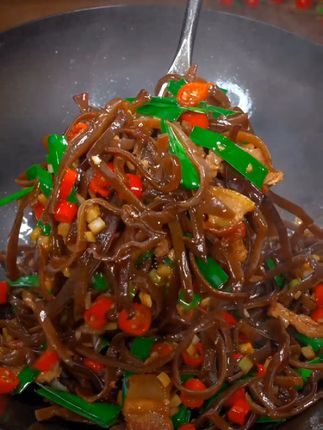 全家都爱吃的木耳丝来了,炒鸡蛋,炒肉丝,凉拌,脆嫩爽口,包邮到家!#家常菜 #下饭菜 #木耳丝