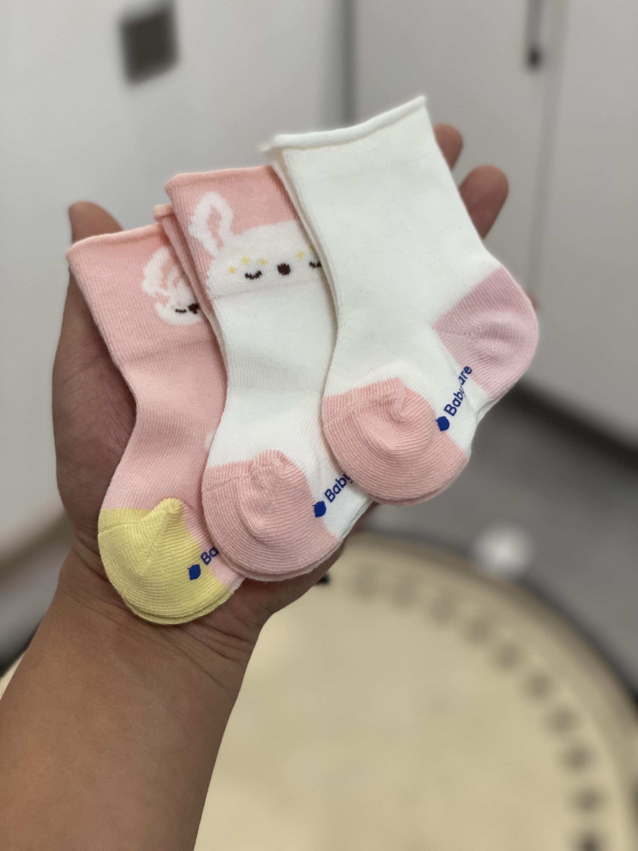 赶紧来,还有一个babycare的宝宝袜子,隔壁是要卖到四十九的,你看一下抖音这个价格到手是这么三双,真的超级可爱。大品牌的质感肯定是不用多说了,一整个就是糯糯唧唧的,非常柔软,关键是他做了其他品牌都没有的这种喷泉口的设计。对肉肉的小宝宝来说特别友好,后脚跟也是比较立体的,这样宝宝穿着就不太容易会掉,他库存就不是很多,像我这个尺码这个颜色就已经没有了,你们看一下,有自己喜欢的颜色就赶紧去薅吧。