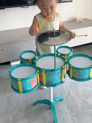 家人们,三脚蟾架子鼓太可了!娃一有空就去敲,节奏感不错还不刺耳。安装简单,能练手眼协调和专注力,聚会时还能当气氛担当,家里有娃的可以冲~#小鼓手 #儿童架子鼓 #可爱萌娃 #架子鼓小男孩 #人类幼崽
