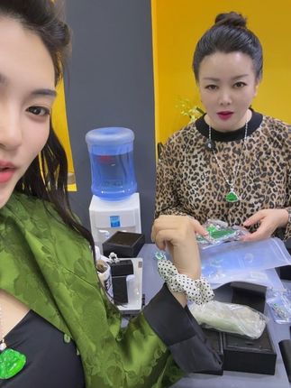这咋整我婆婆不给我打版了,昨天这个佛公太像翡翠都卖爆了,今天最后一天卖完了算了。