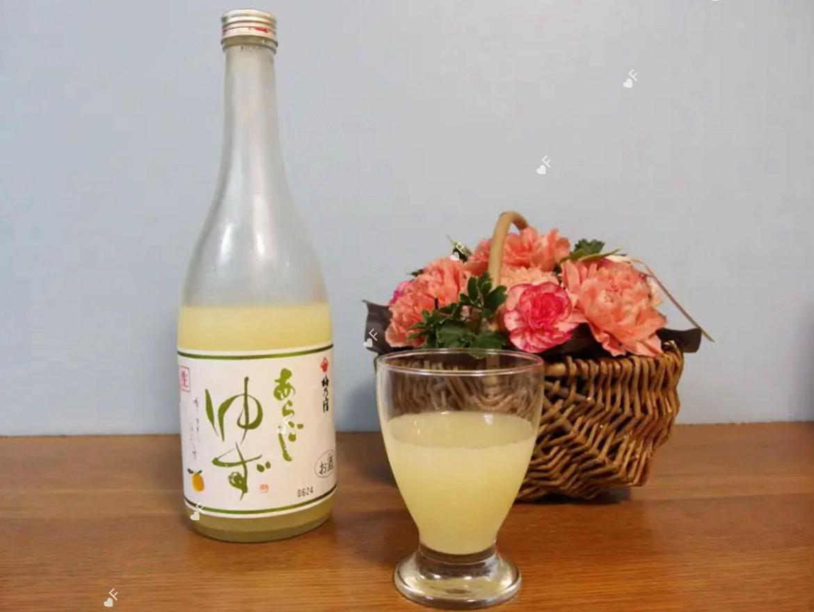 作为日本果酒头部梅乃宿坚持“少量高品质”1893年成立于奈良县 也是日本清酒发源地 1950年开始专注梅酒研发 首创“长期熟成梅酒”概念, 1990年推出「梅乃宿 梅酒」(使用完熟梅),成为日本高端梅酒代名词。#梅酒#梅乃宿#唎口酒#利口#甘口