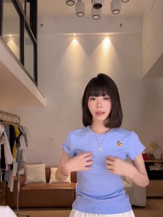 HHYB Hello设计感爱心胸针粉色正肩短袖T恤夏2025新款上衣#夏季穿搭 #休闲夏装 #百搭t恤 #条纹控 #慵懒风穿搭